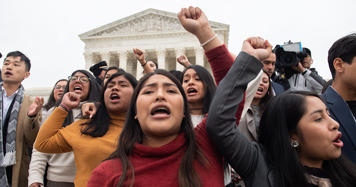 Jovens imigrantes inscritos no ‘DACA’  podem solicitar renovações no programa