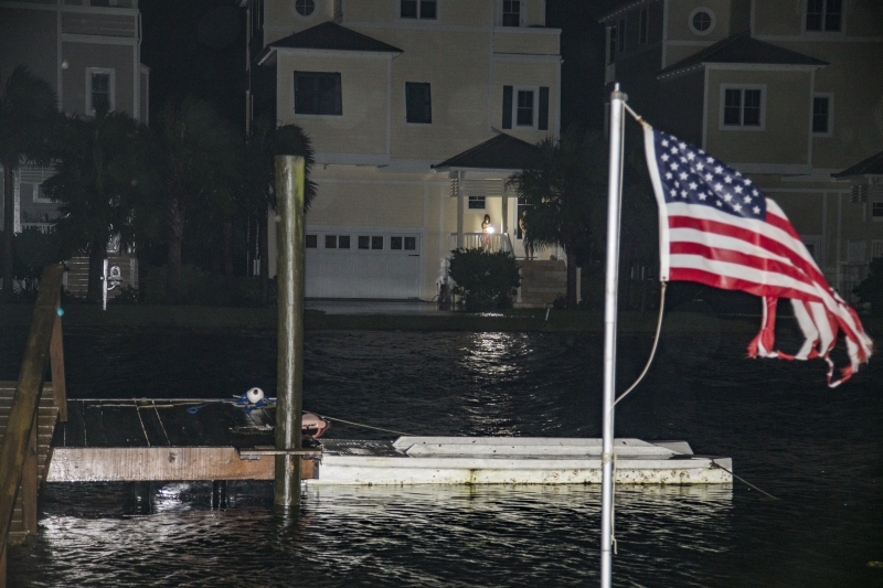 Tempestade Nicole deixa mais 110 mil moradores da Flórida sem energia