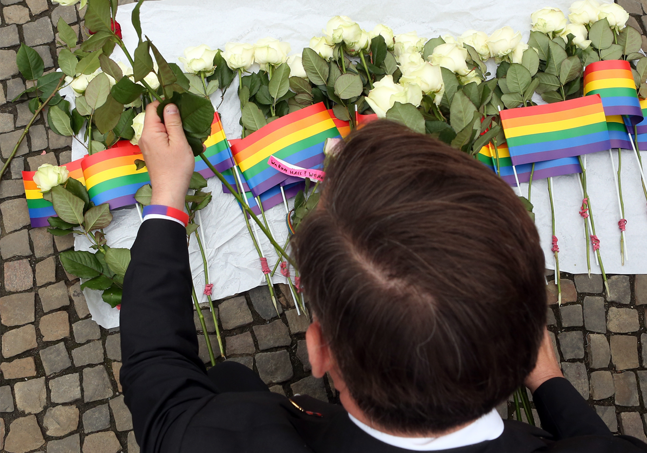 Comunidade LGBT de Orlando protesta contra tiroteio em boate no Colorado