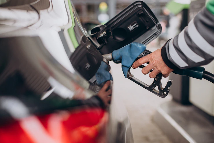 Caem os preços da gasolina no feriado; mais de 2,9 milhões viajam na Flórida