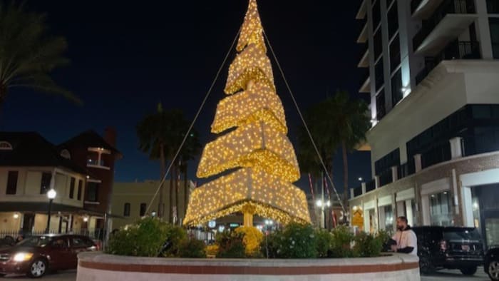 Acesa árvore de Natal de 9 metros em Downtown Orlando; aplauso do público  