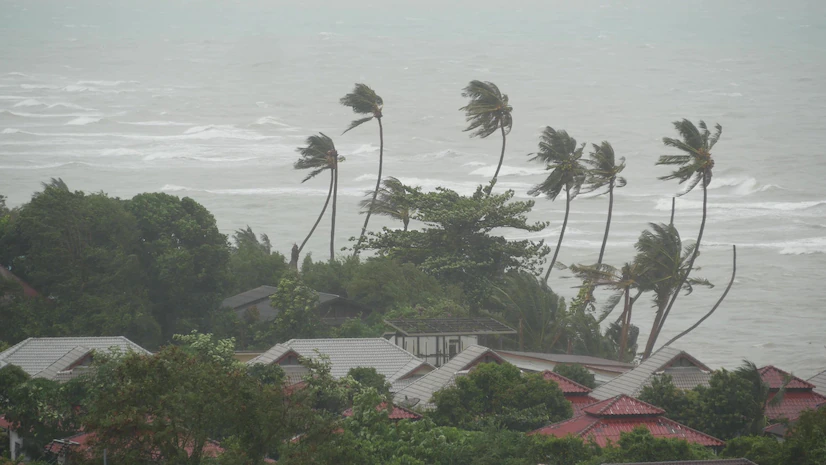 Efeitos da tempestade Nicole são sentidos nas Bahamas e costa leste da Flórida