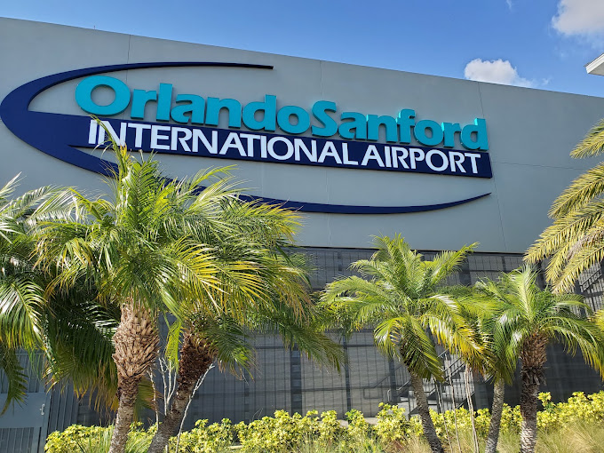 Estacionamento do ‘Aeroporto de Orlando’ vira oficina; construir camas para crianças