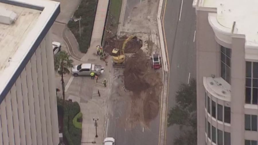 Acidente com hidrante causa buraco em área central de Orlando, informa polícia