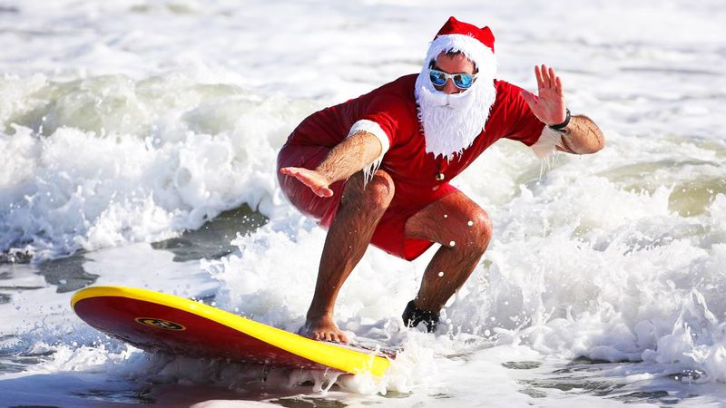 ‘Surfing de Papai Noel’ terá 500 surfistas fantasiados em Cocoa Beach