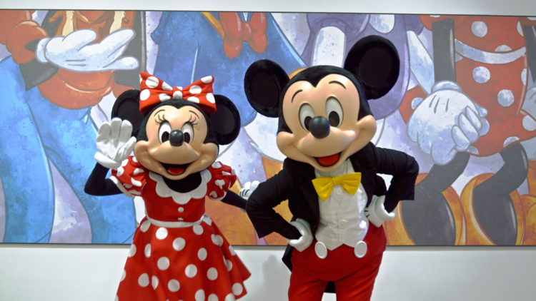Alegria e magia na visita de Mickey e Minnie em hospital infantil, após 3 anos   