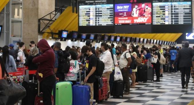 Passageiros têm dia de caos com atrasos e cancelamentos na greve de aeronautas