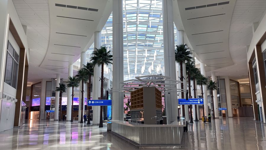 Passageiros do ‘Terminal C’ do ‘Aeroporto de Orlando’ pedem passarelas rolantes