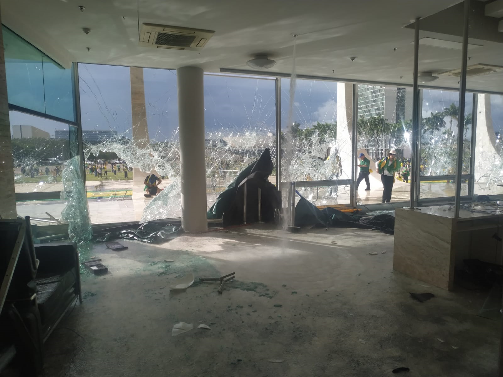 Dia seguinte em Brasília mostra cenário de destruição e afastamento do governador