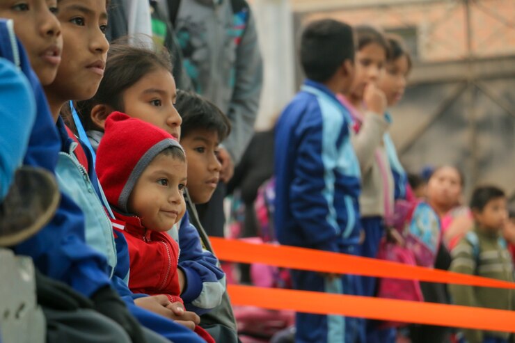 Mais de mil crianças separadas na fronteira aguardam reencontro com os pais  