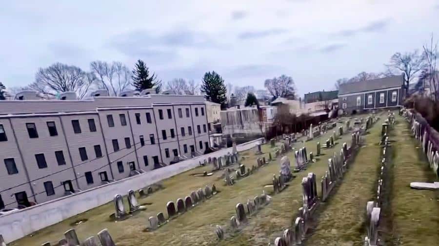 Casa com cemitério no quintal assusta compradores; avaliada em US$ 325 mil