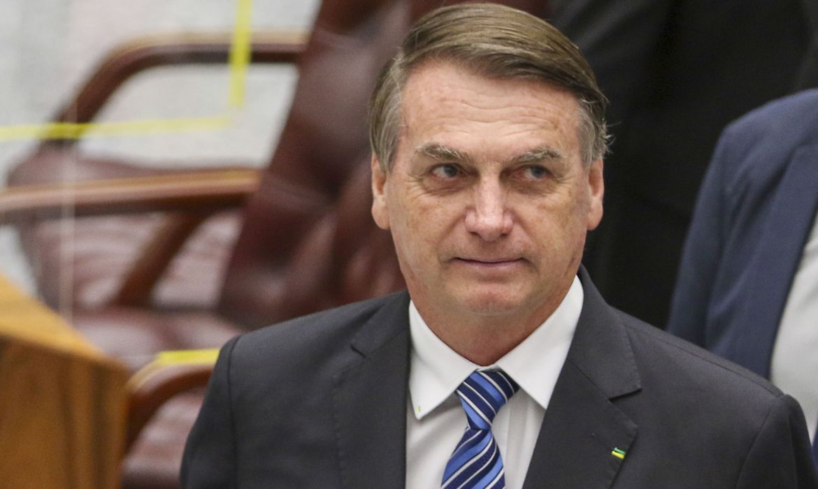 Bem-humorado, Bolsonaro chega a Brasília sob forte esquema de segurança  