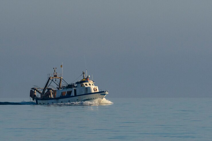 Barco com imigrantes vira na Califórnia; 8 mortos e busca pelos desaparecidos