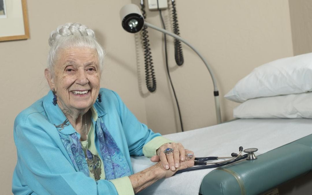 Aos 102 anos, médica continua trabalhando e dá dicas simples para longevidade
