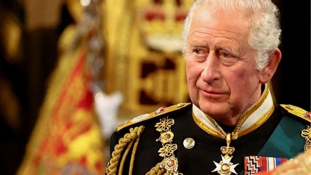 ‘Deus salve o rei!’ Charles III é oficialmente coroado na Abadia de Westminster