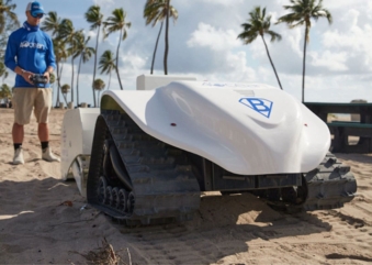 Robô limpa praias impressiona pela agilidade e eficiência: pode salvar vidas