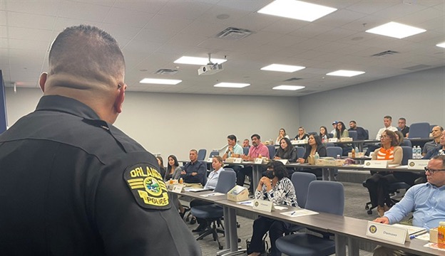 Departamento de Polícia,  em parceria com CFBACC, promove curso em português para Comunidade Brasileira em Orlando.