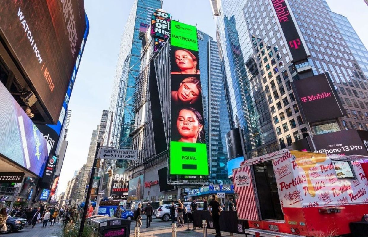 Aparecer por 15 segundos no telão da Times Square atrai turistas brasileiros
