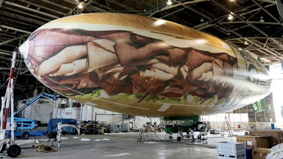 Submarino voador chega a Orlando com direito a voo e degustação de sanduíche