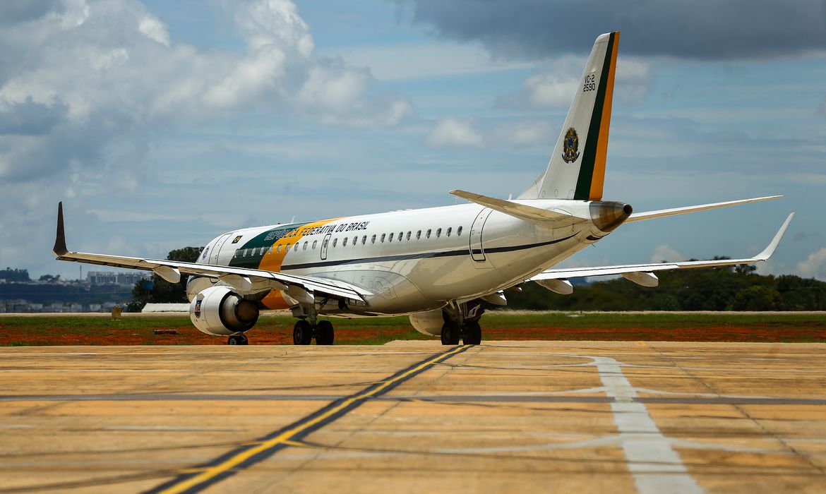 Primeiro avião da FAB chega ao Brasil com brasileiros que estavam em Israel