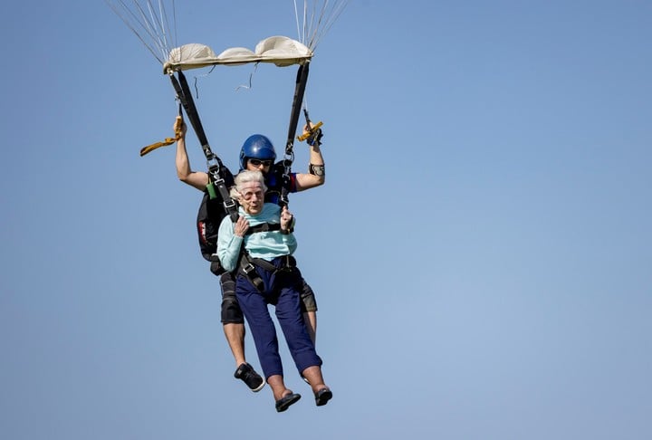 Mulher de 104 anos salta de paraquedas de avião e pode bater recorde mundial