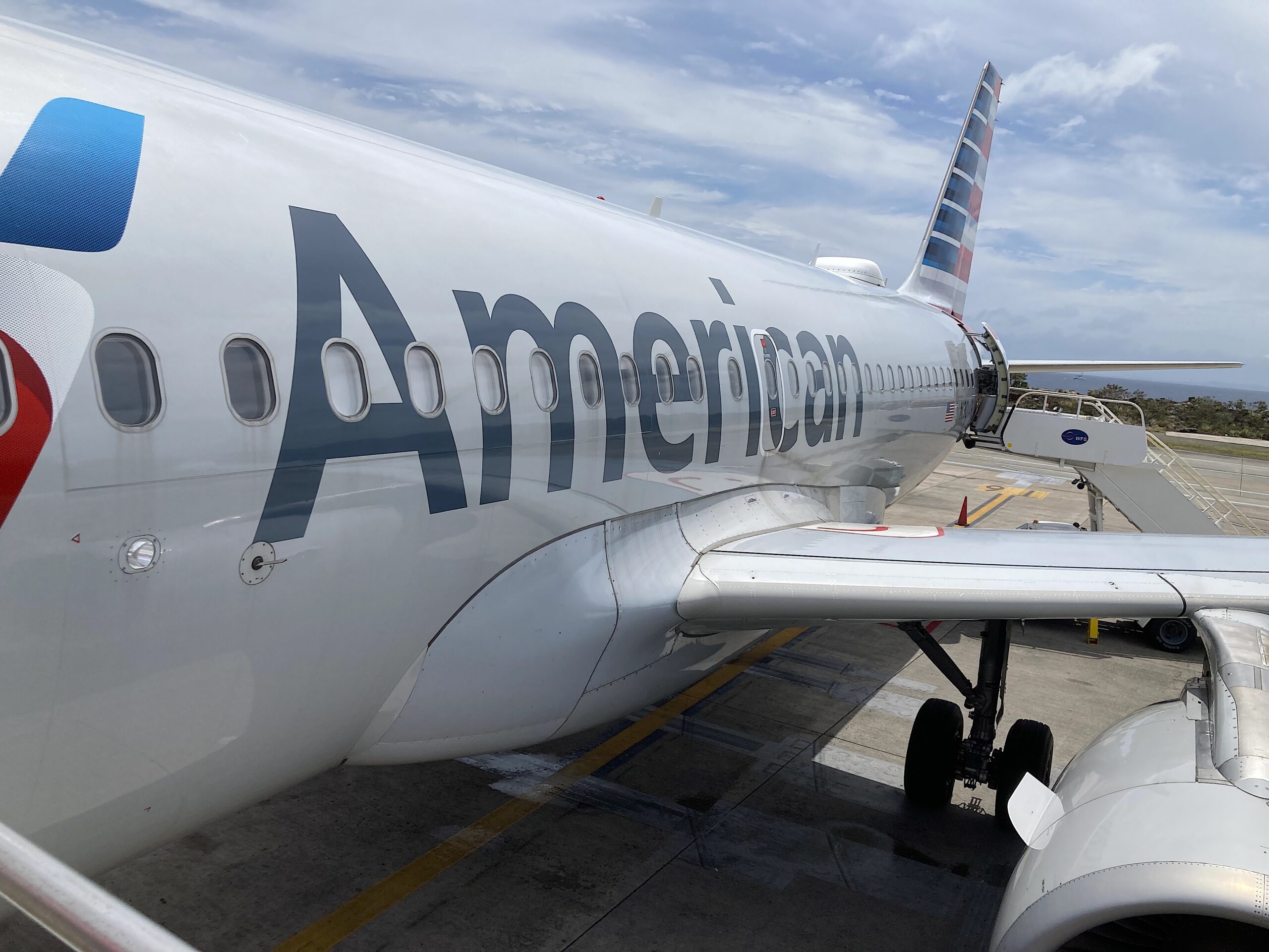 Confusão no voo da ‘American Airlines’:  passageiro agride funcionária