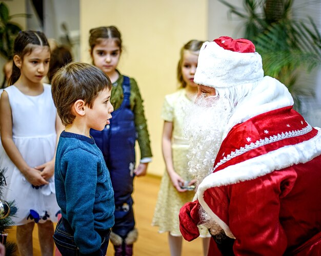 Linguagem dos sinais marca no encontro de Papai Noel com crianças com surdez