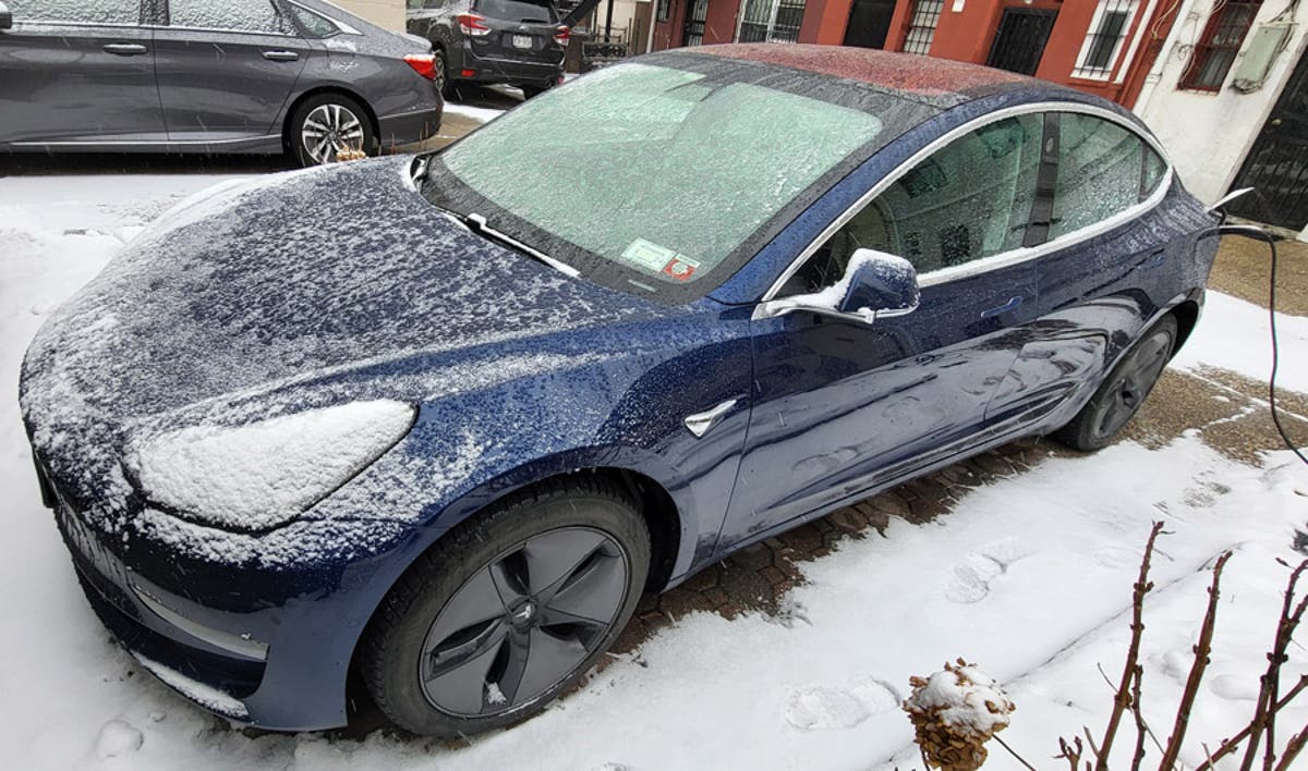 Onda de frio e tempestades deixam carros elétricos encalhados nas rodovias