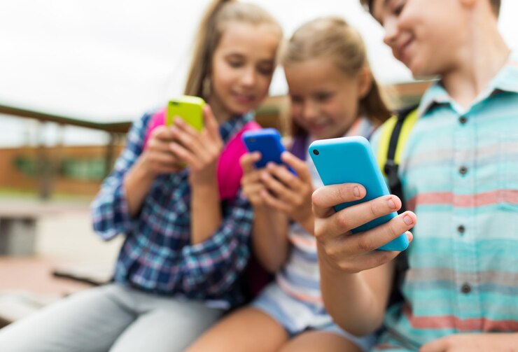 Autoridades querem restringir acesso de crianças e adolescentes nas redes sociais