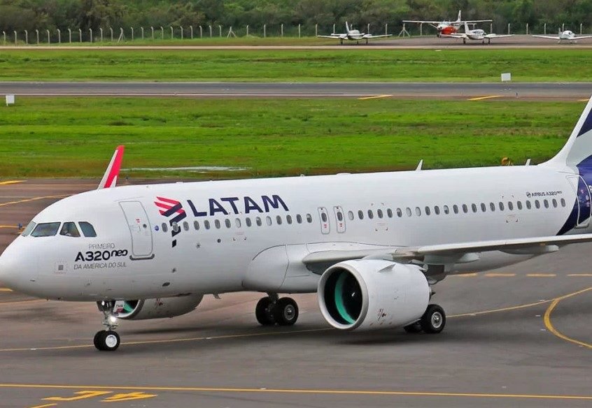 Passageiros da ‘Latam’ assustados em pouso de emergência: avião perde a roda