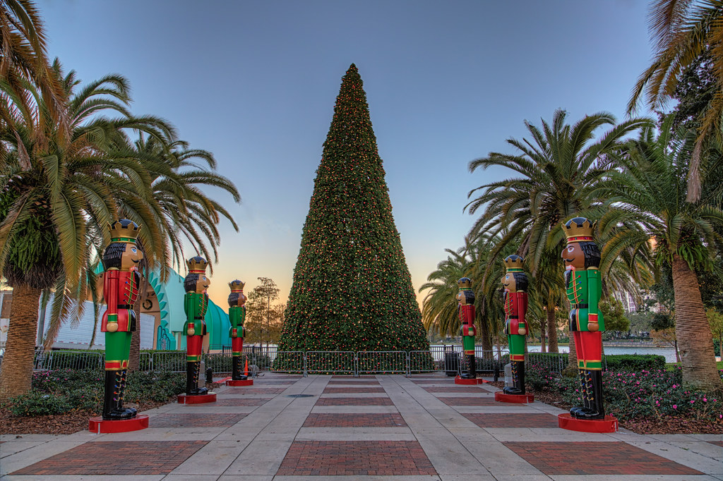 Tudo pronto para cerimônia de iluminação da árvore de Natal no Lake Eola