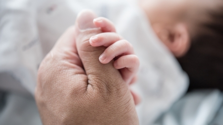 Primeiro bebê nascido no novo hospital de Orlando ganha bolsa de estudos de US$ 5.000