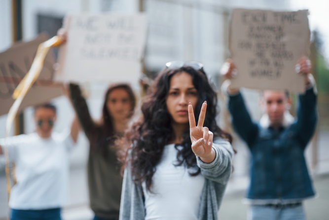 Protesto contra Trump mobiliza imigrantes na Flórida após onda de prisões do ICE