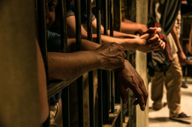 Trump propõe deportar criminosos brasileiros para super prisão em El Salvador