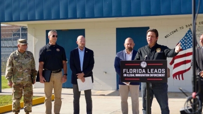 DeSantis amplia centro de deportação e promete endurecer política migratória