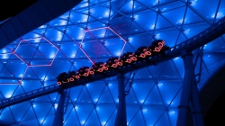 TRON ganha nova versão na Disney: luzes vermelhas e trilhas intensas transformam atração