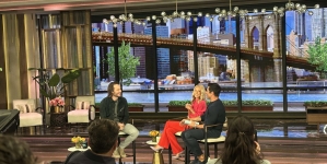 Vanessa Caetano é a única brasileira a participar da plateia do programa Live with Kelly & Mark em Nova York