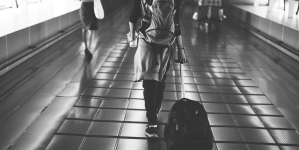 Caos no aeroporto de Miami: mulher tenta sequestrar criança e causa cena dramática