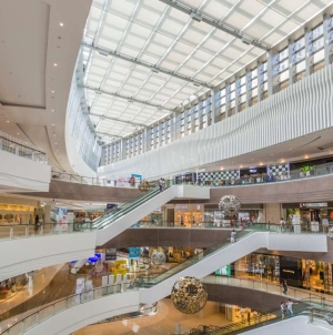 Ladrões invadem shopping na Flórida pelo teto e roubam centenas de tênis da Nike