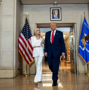 Trump ordena recontratação de centenas de funcionários do CDC demitidos durante shutdown