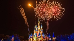 Homem processa Disney após ser atingido no olho por destroço de fogos no Magic Kingdom