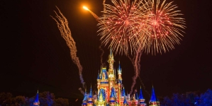 Homem processa Disney após ser atingido no olho por destroço de fogos no Magic Kingdom