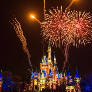 Homem processa Disney após ser atingido no olho por destroço de fogos no Magic Kingdom