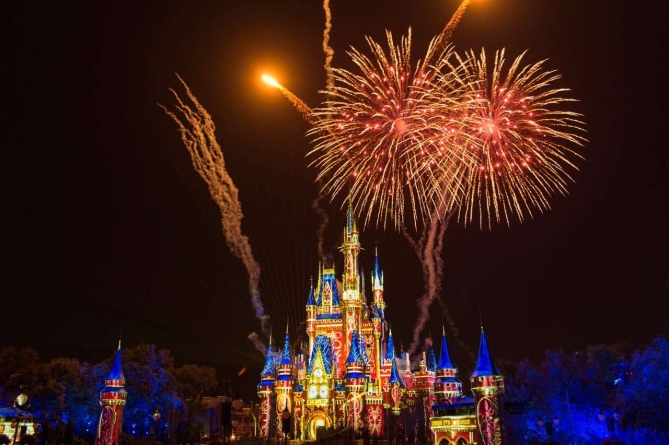 Homem processa Disney após ser atingido no olho por destroço de fogos no Magic Kingdom