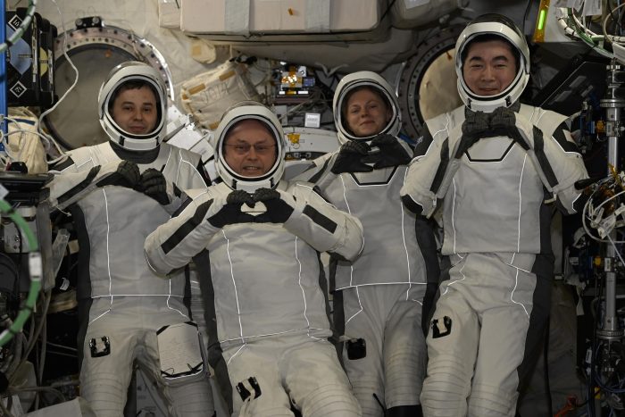NASA anuncia retorno antecipado de quatro astronautas da ISS após ...