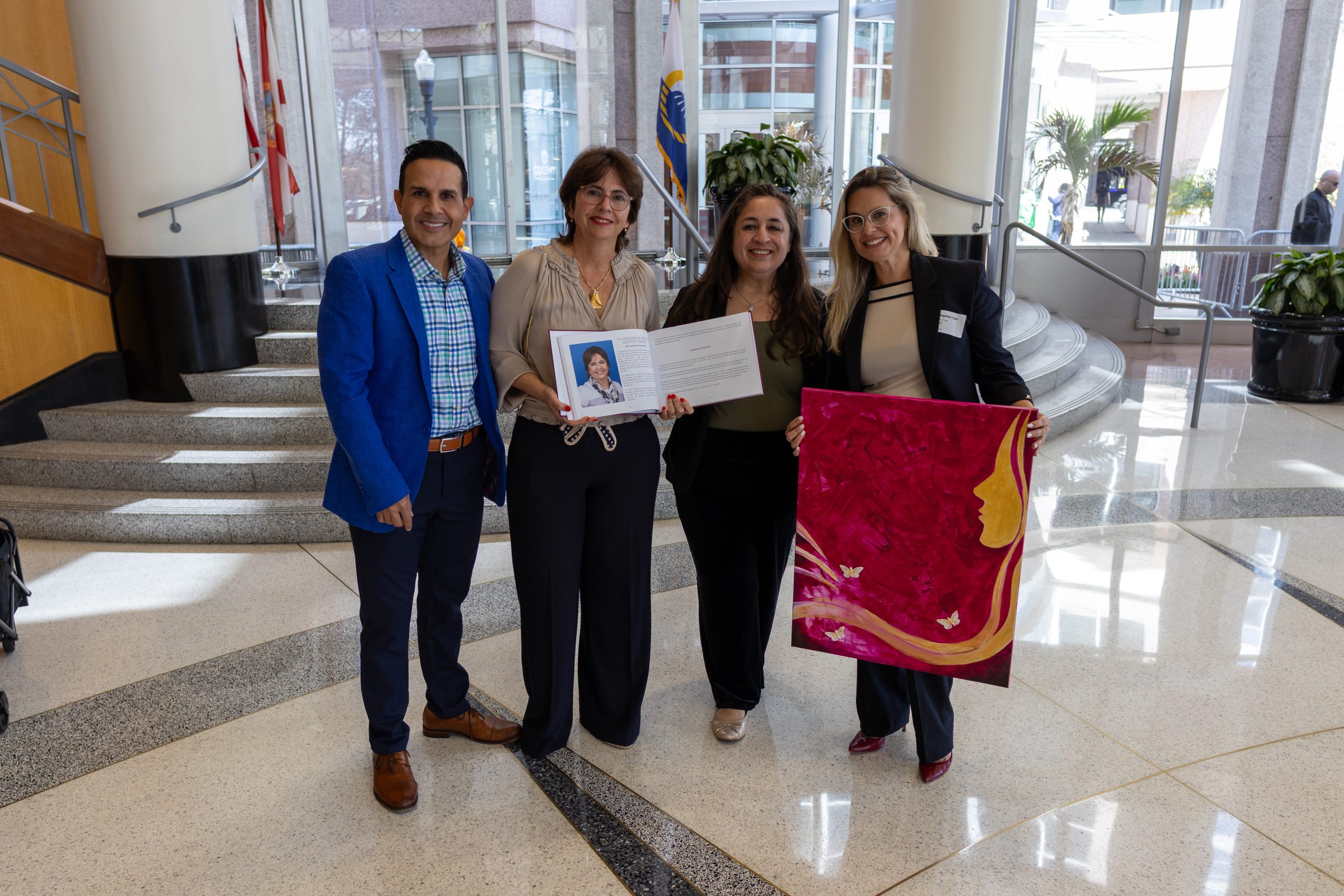 Homenageadas do Prêmio Internacional Mulheres de Liderança e Coragem realizam visita institucional à Prefeitura de Orlando e apresentam livro comemorativo