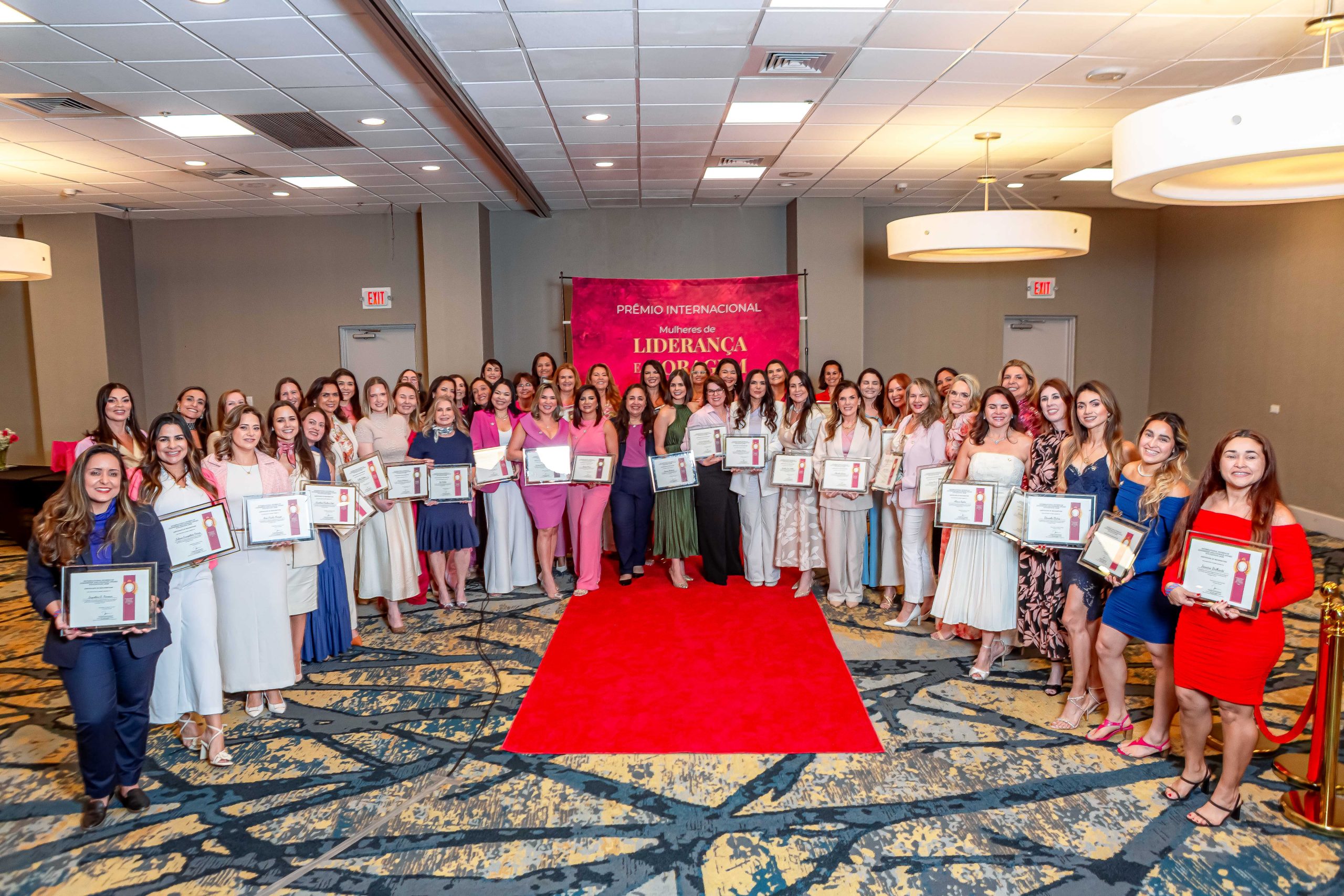 54 mulheres são homenageadas na 9ª edição do Prêmio Internacional Mulheres de Liderança e Coragem em Orlando