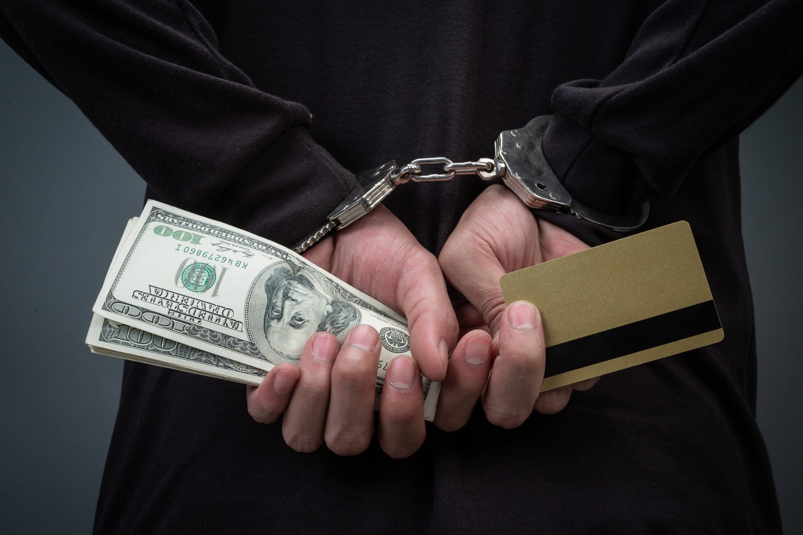 Homem na Flórida é preso acusado de aplicar golpe de USD $120 mil contra idosa