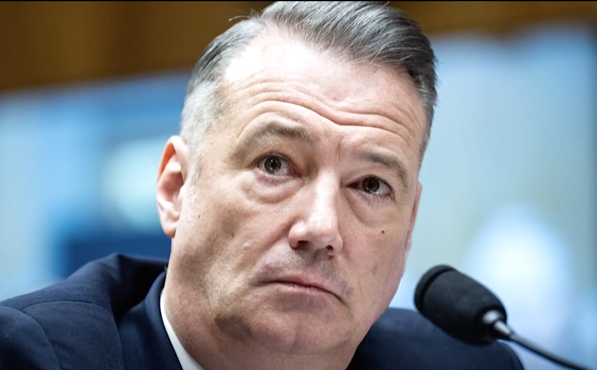 aChefe do ICE renuncia em meio à intensificação das deportações nos EUA