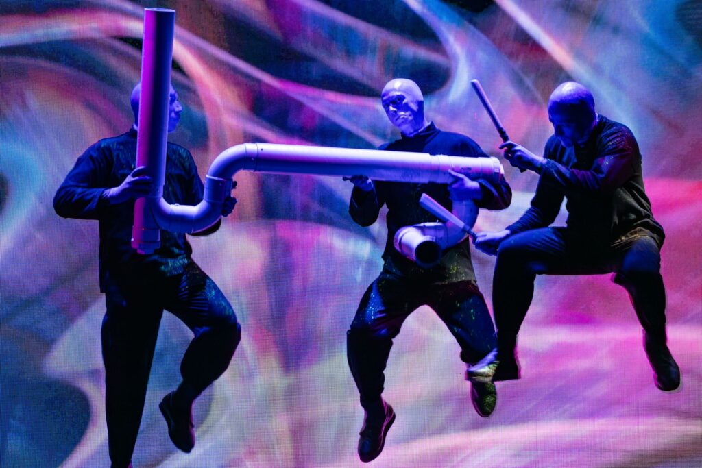 Blue Man Group retorna a Orlando com novo espetáculo e teatro exclusivo no ICON Park
